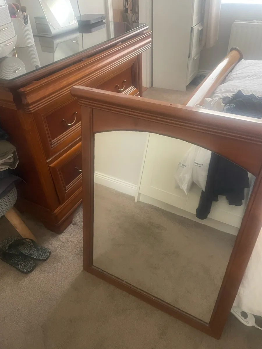 Vanity unit and mirror - Image 1