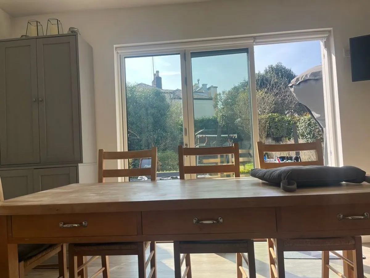 Solid oak dining table and 8 chairs with storage drawers - Image 3