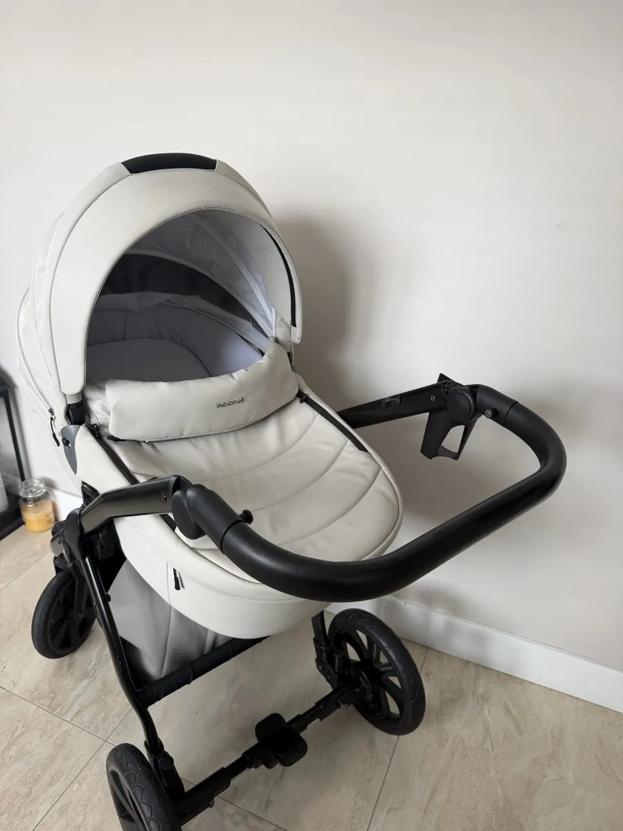 Pram travel system - Image 1