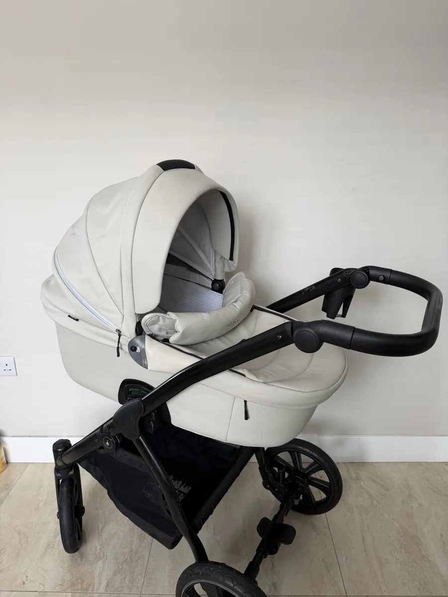 Pram travel system - Image 2