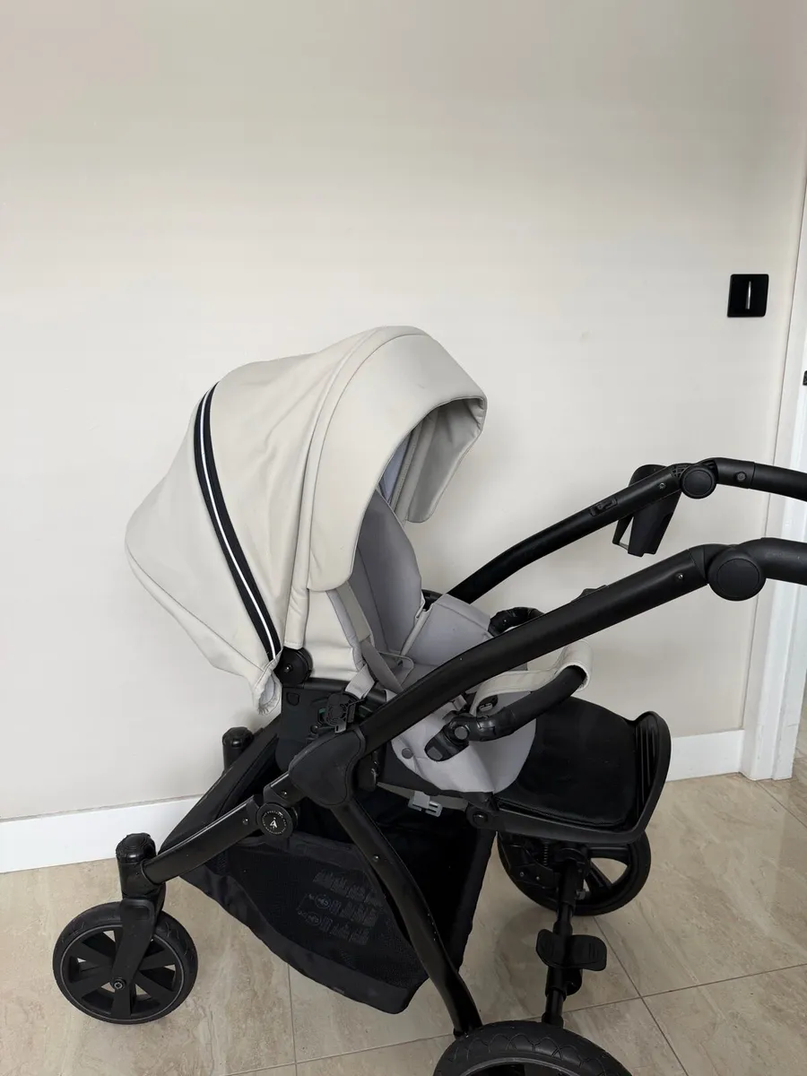Pram travel system - Image 3