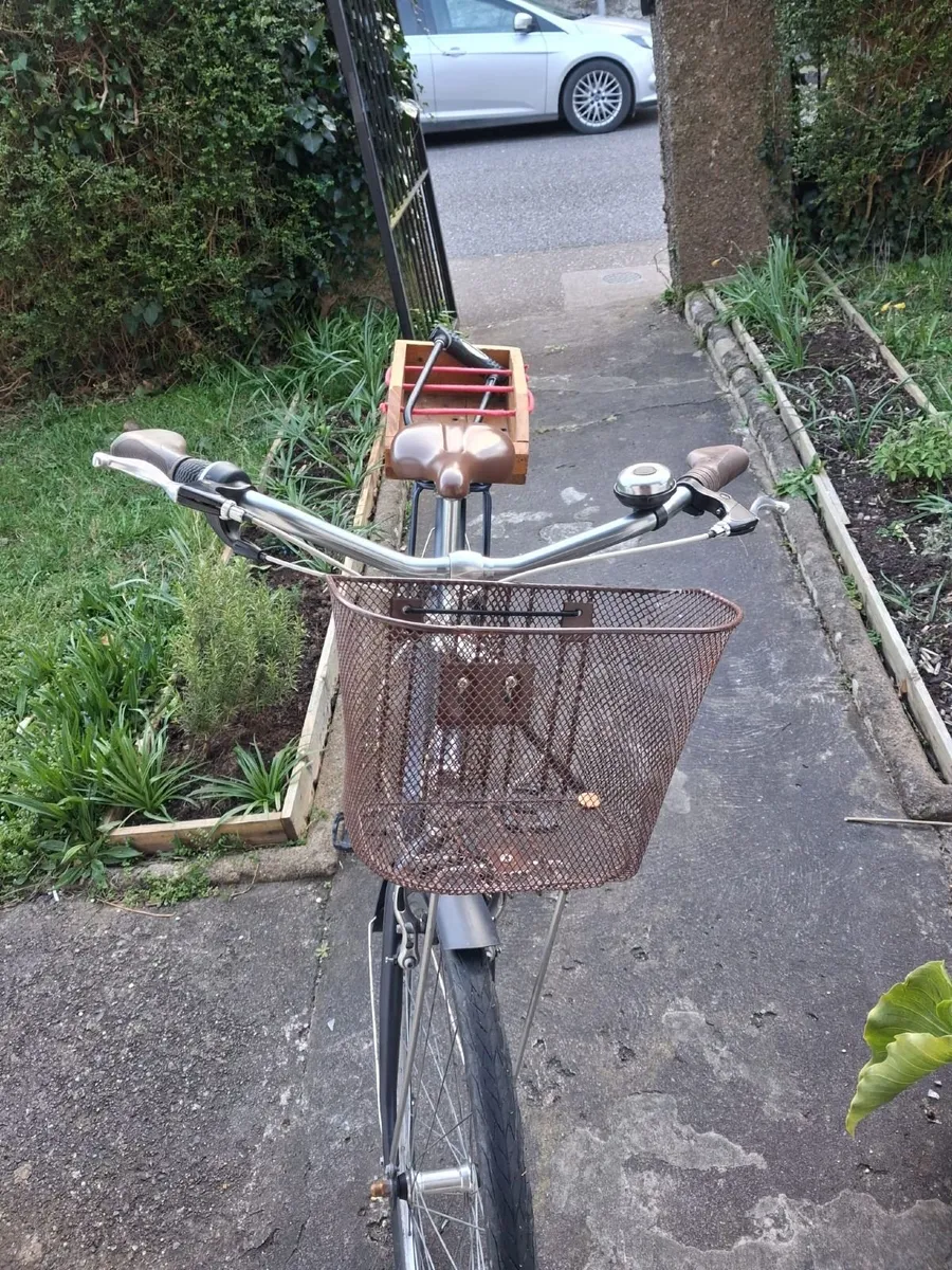 Bicycle with basket and crate - Image 2