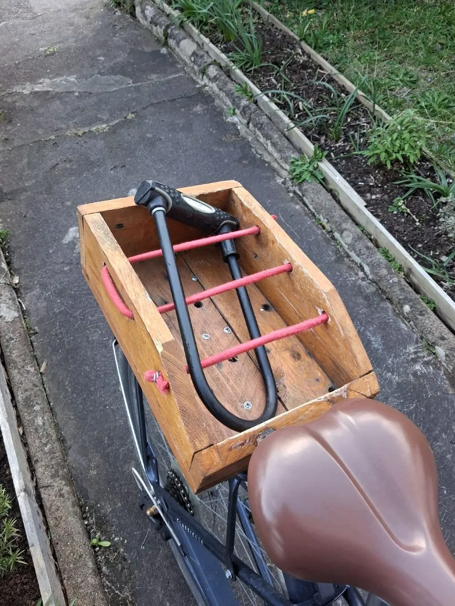 Bicycle with basket and crate - Image 4