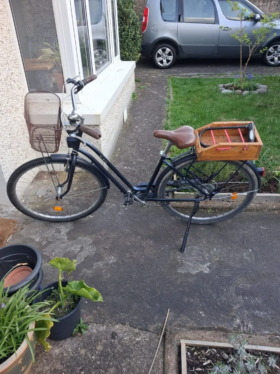 Bicycle with basket and crate - Image 1