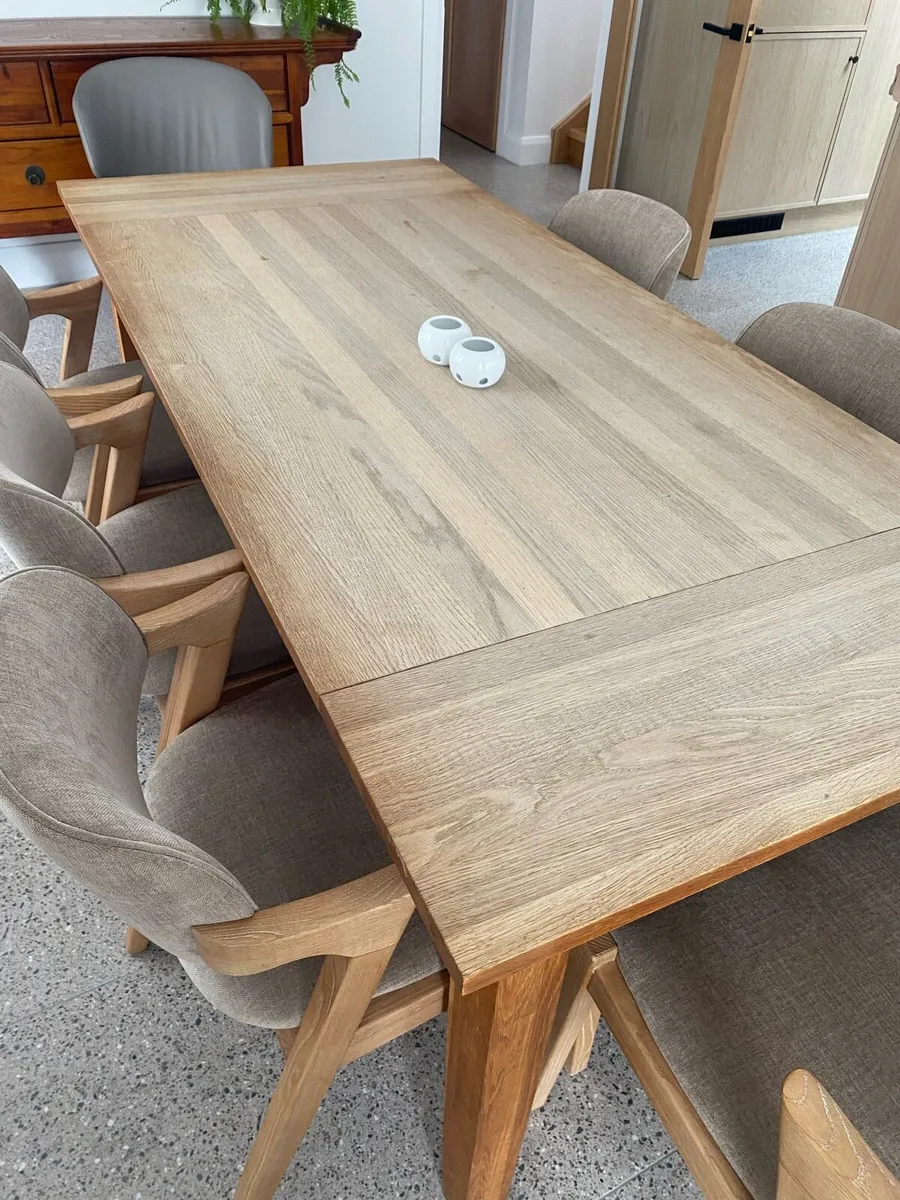 Solid oak dining table - Image 1