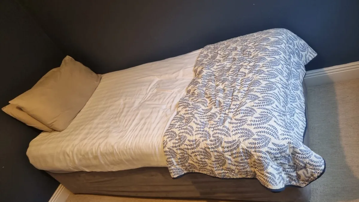 Single bed and bedding (x2) - Image 1