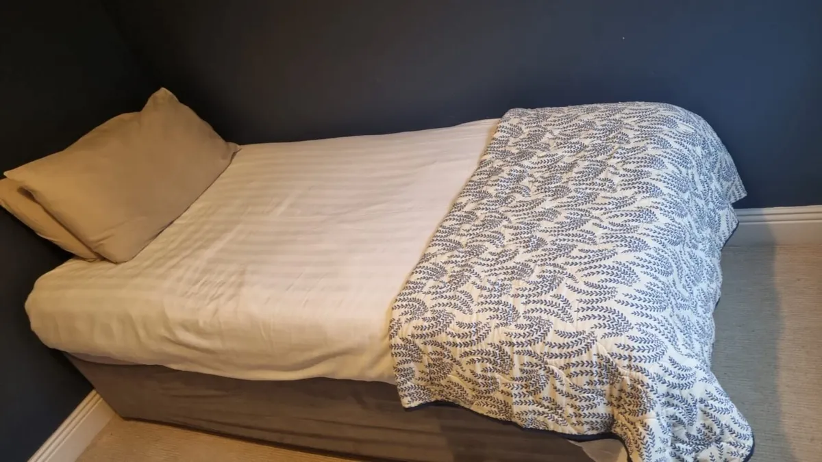 Single bed and bedding (x2) - Image 4