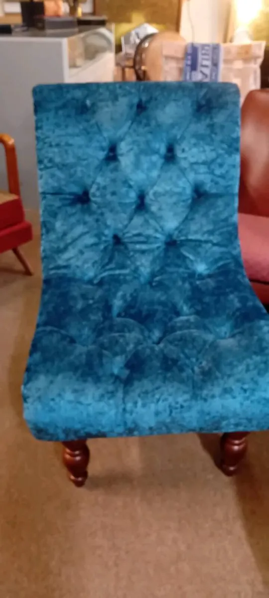 Blue Velvet Button Back Bedroom Chair - Image 2