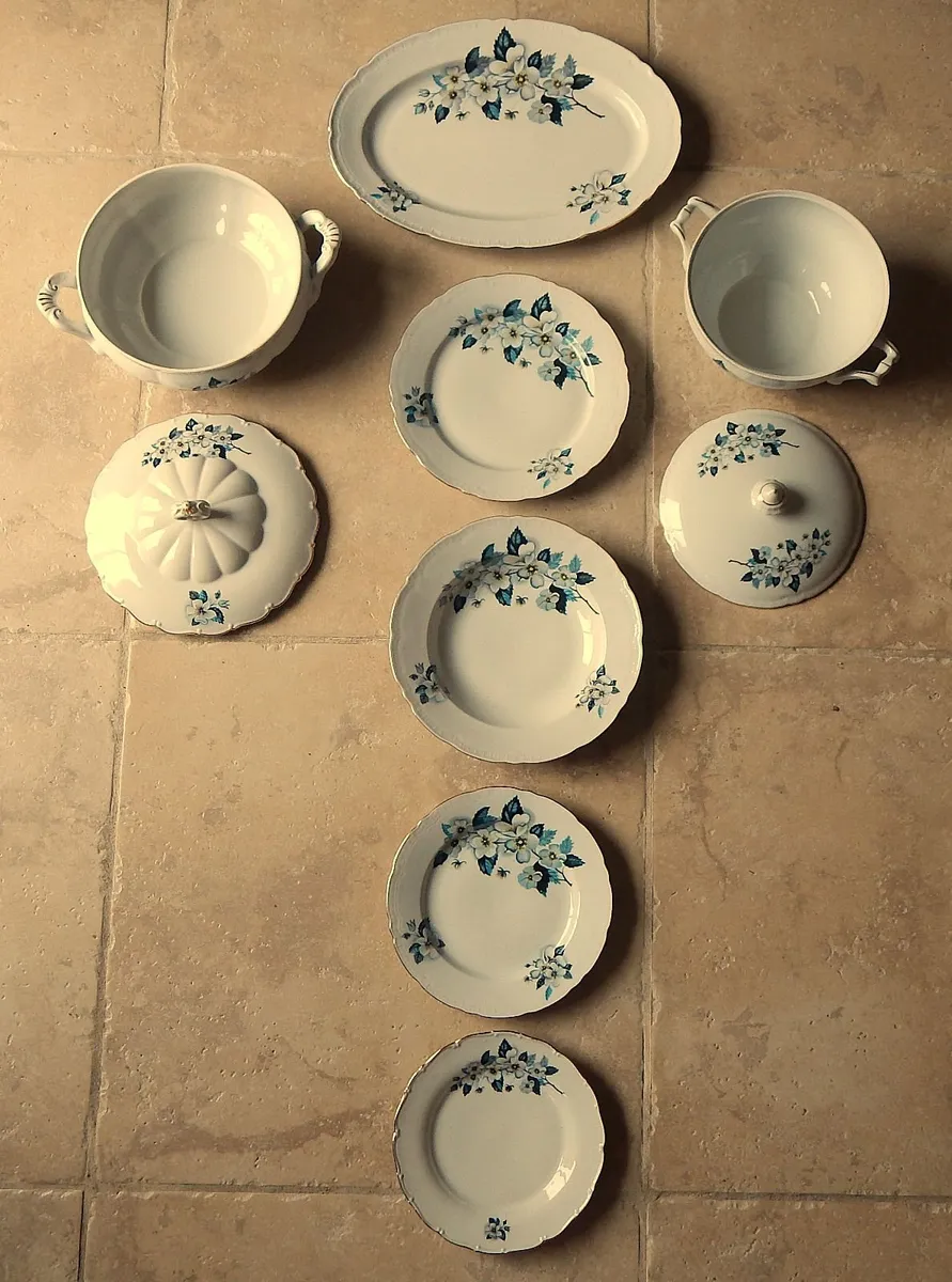 Vintage Porcelain 28 Piece Dinner Service - Image 3