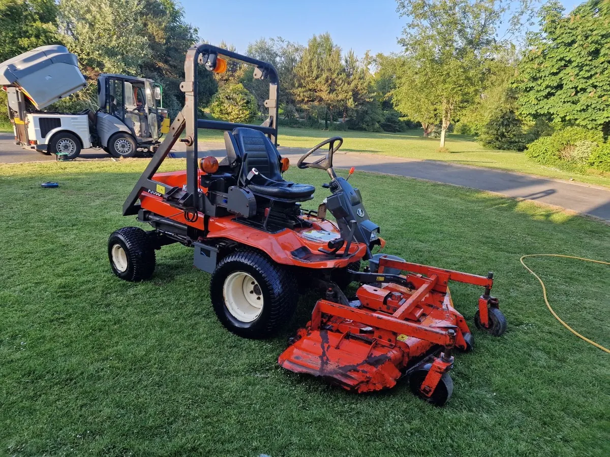 Kubota F3060 ride on mower lawnmower - Image 2