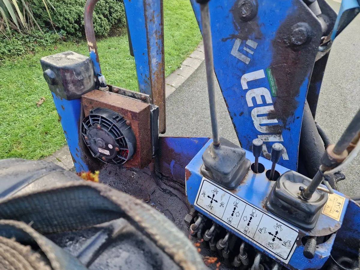 Iseki 34hp Compact Tractor with Backhoe Loader - Image 4