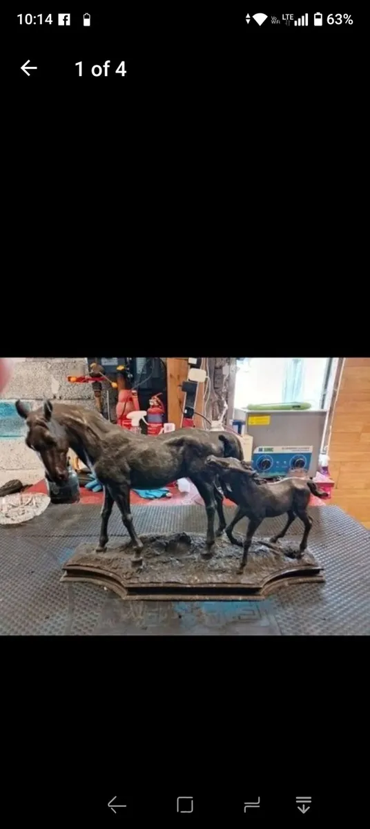 Bronze statue - Image 1