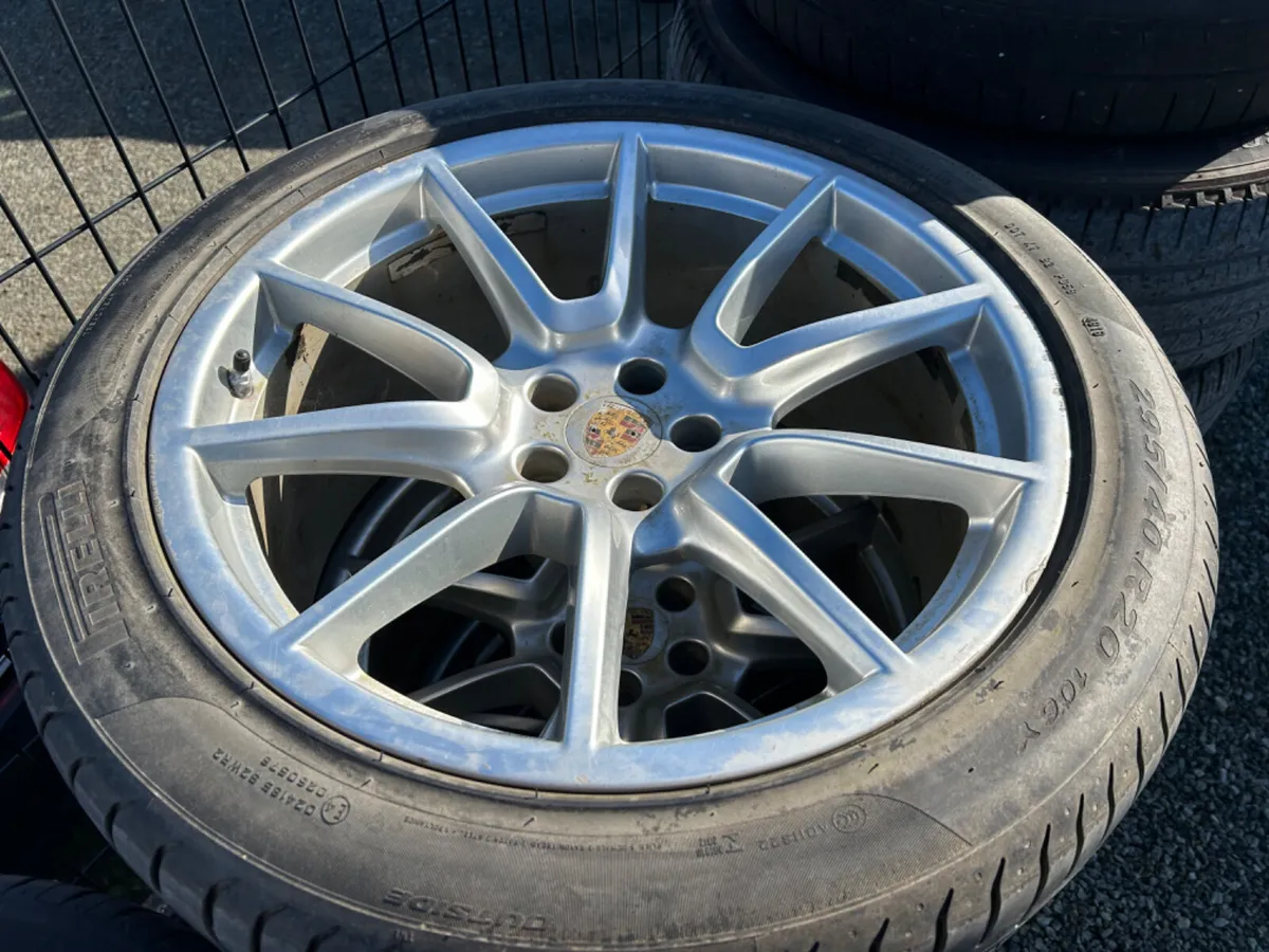 2017 PORSCHE Macan S 295/40/R20 265/45R20 - Image 1