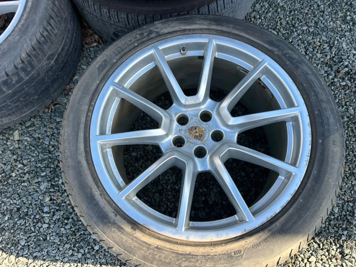 2017 PORSCHE Macan S 295/40/R20 265/45R20 - Image 2