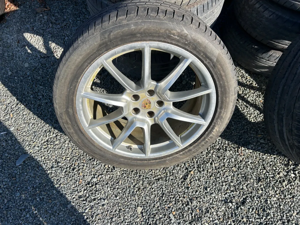 2017 PORSCHE Macan S 295/40/R20 265/45R20 - Image 3