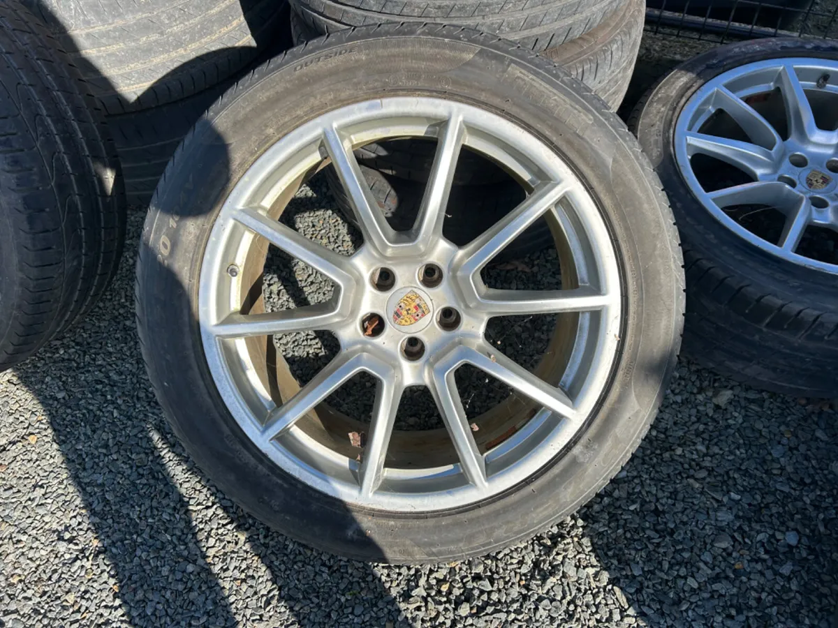 2017 PORSCHE Macan S 295/40/R20 265/45R20 - Image 4