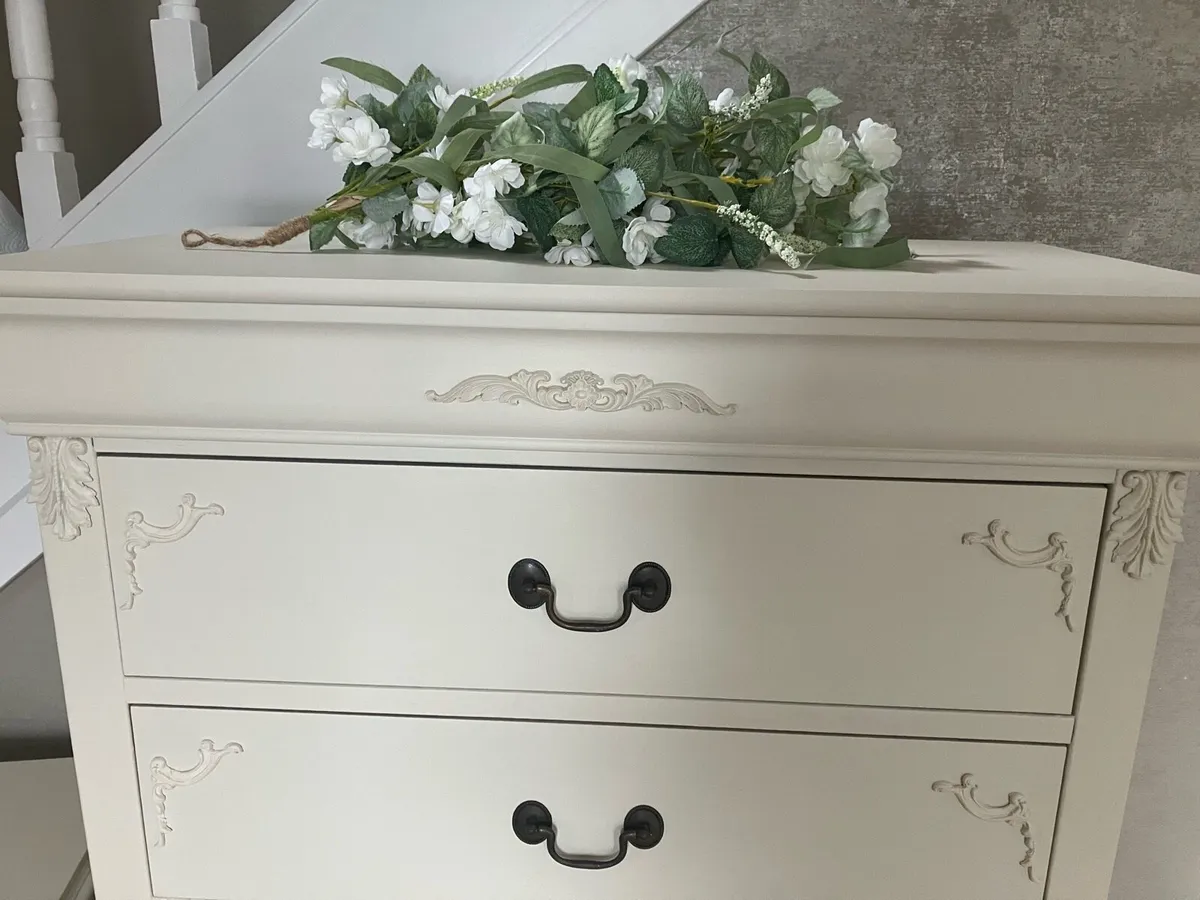Chest of drawers. - Image 1
