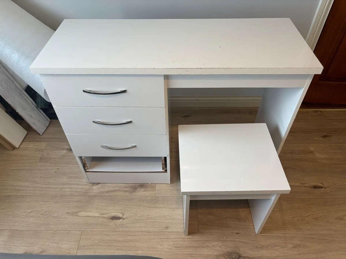 Bedroom furniture - Image 2