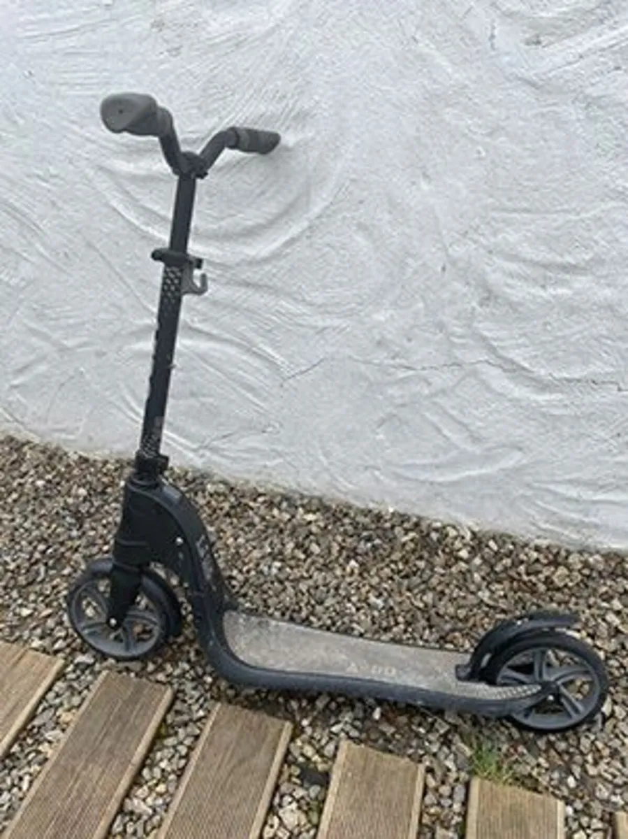 Aero C6 Black Scooter - Image 1