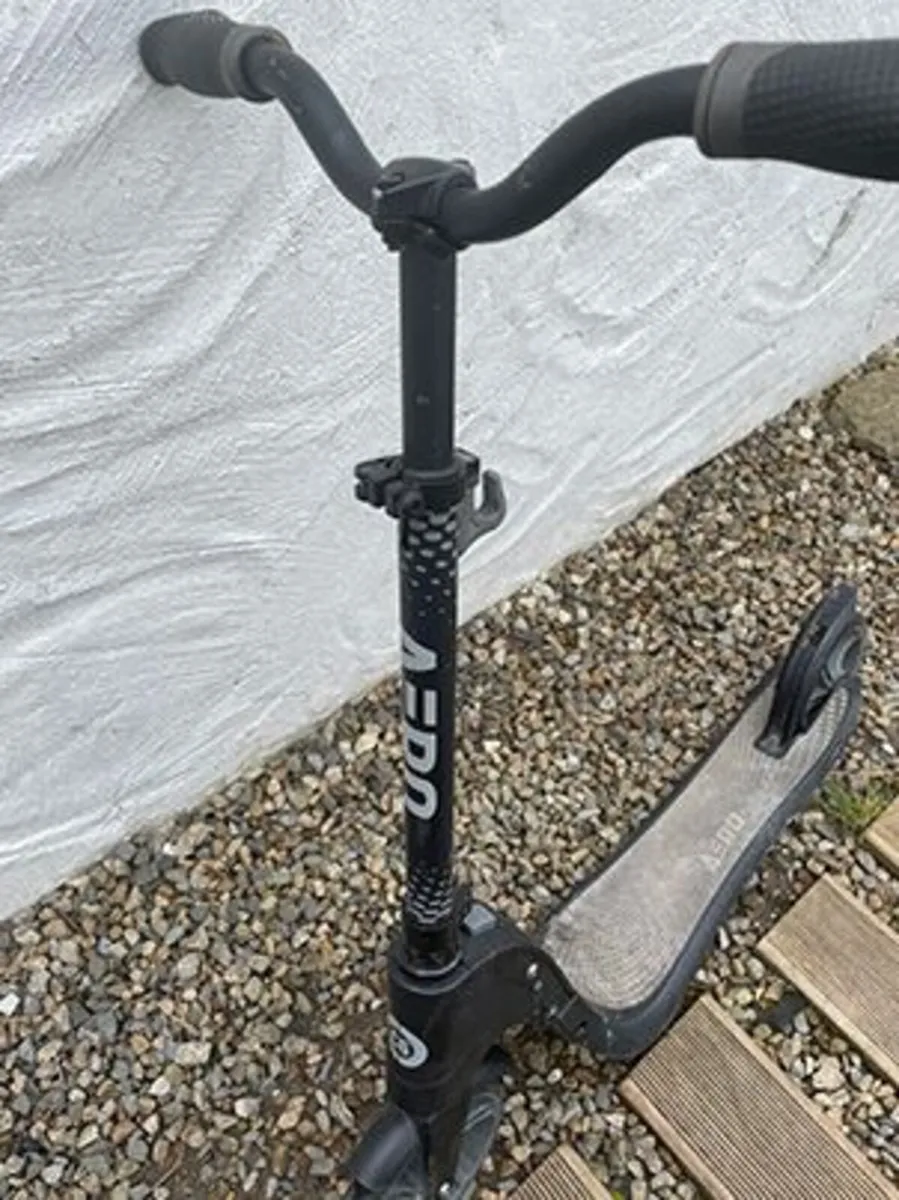 Aero C6 Black Scooter - Image 2