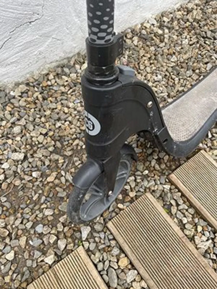 Aero C6 Black Scooter - Image 4