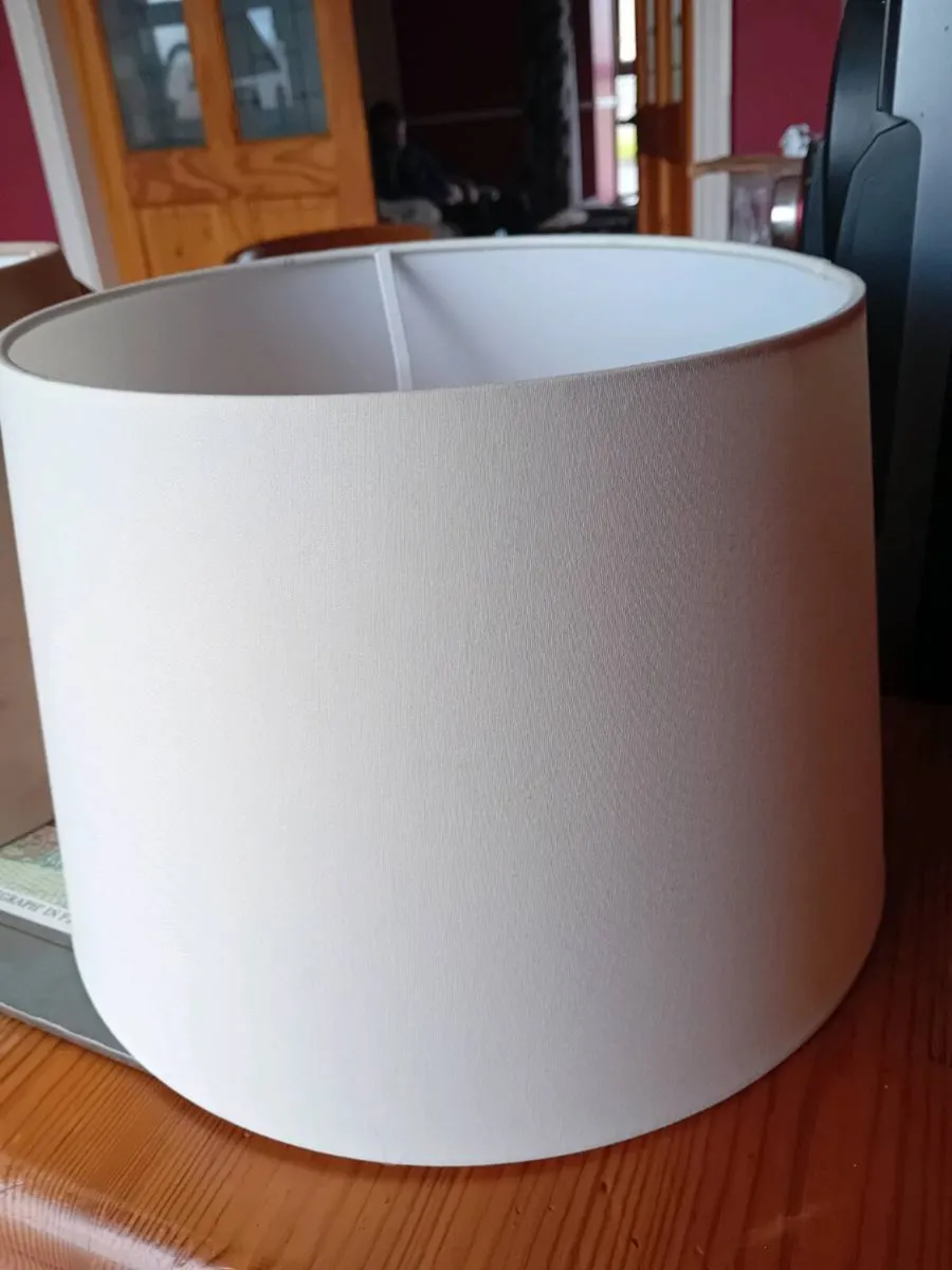 2 lamp shades 1 large brown and 1 small white - Image 1