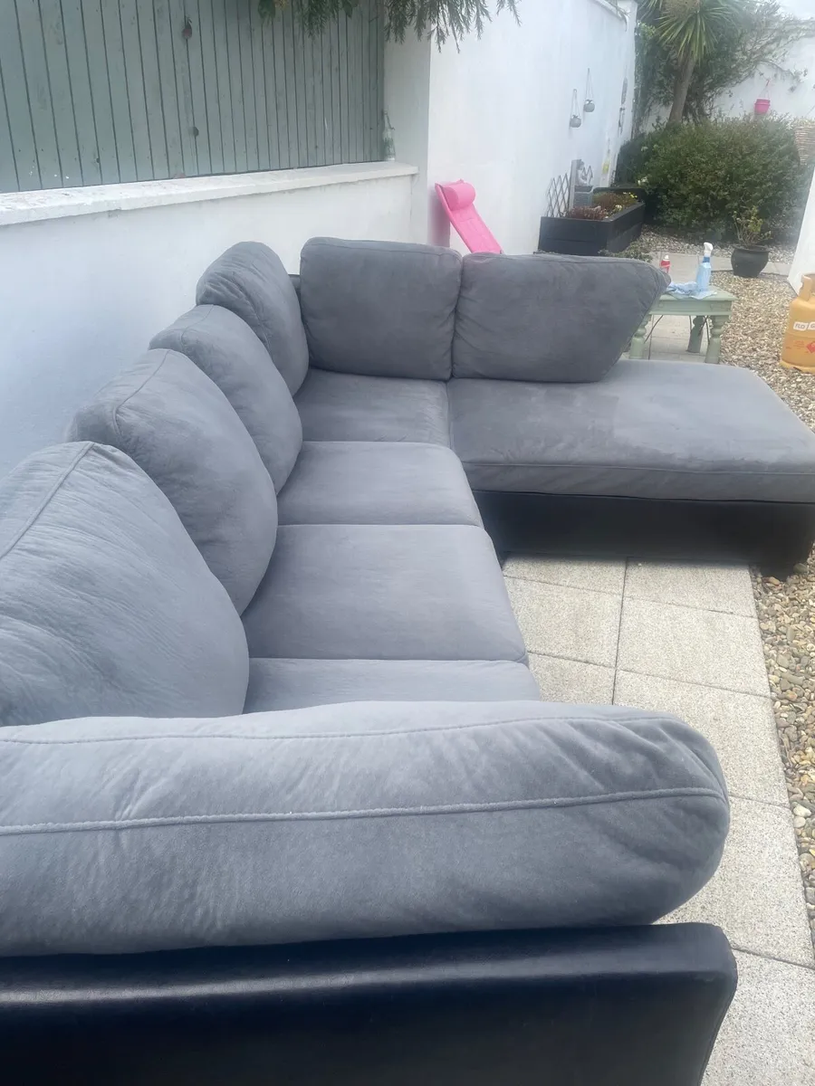 Suite of furniture - Image 2