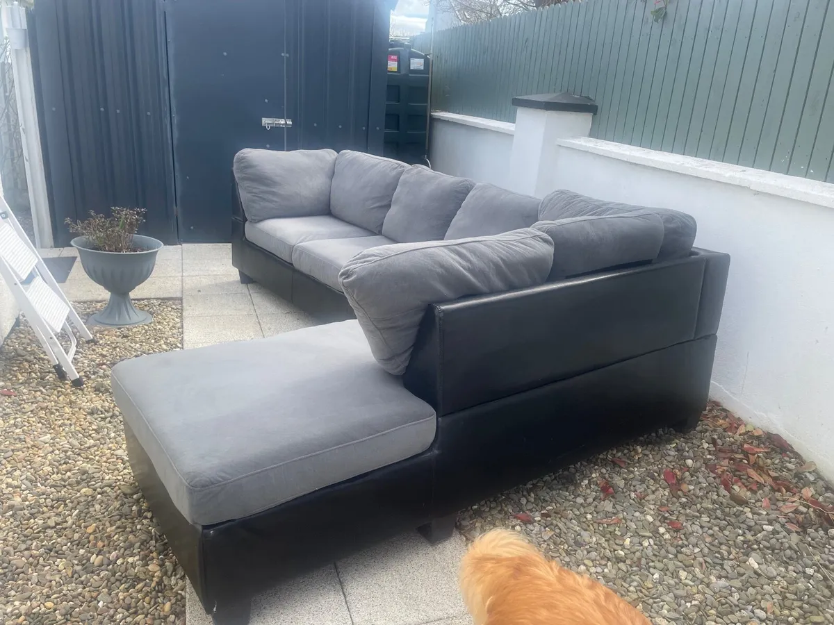 Suite of furniture - Image 1