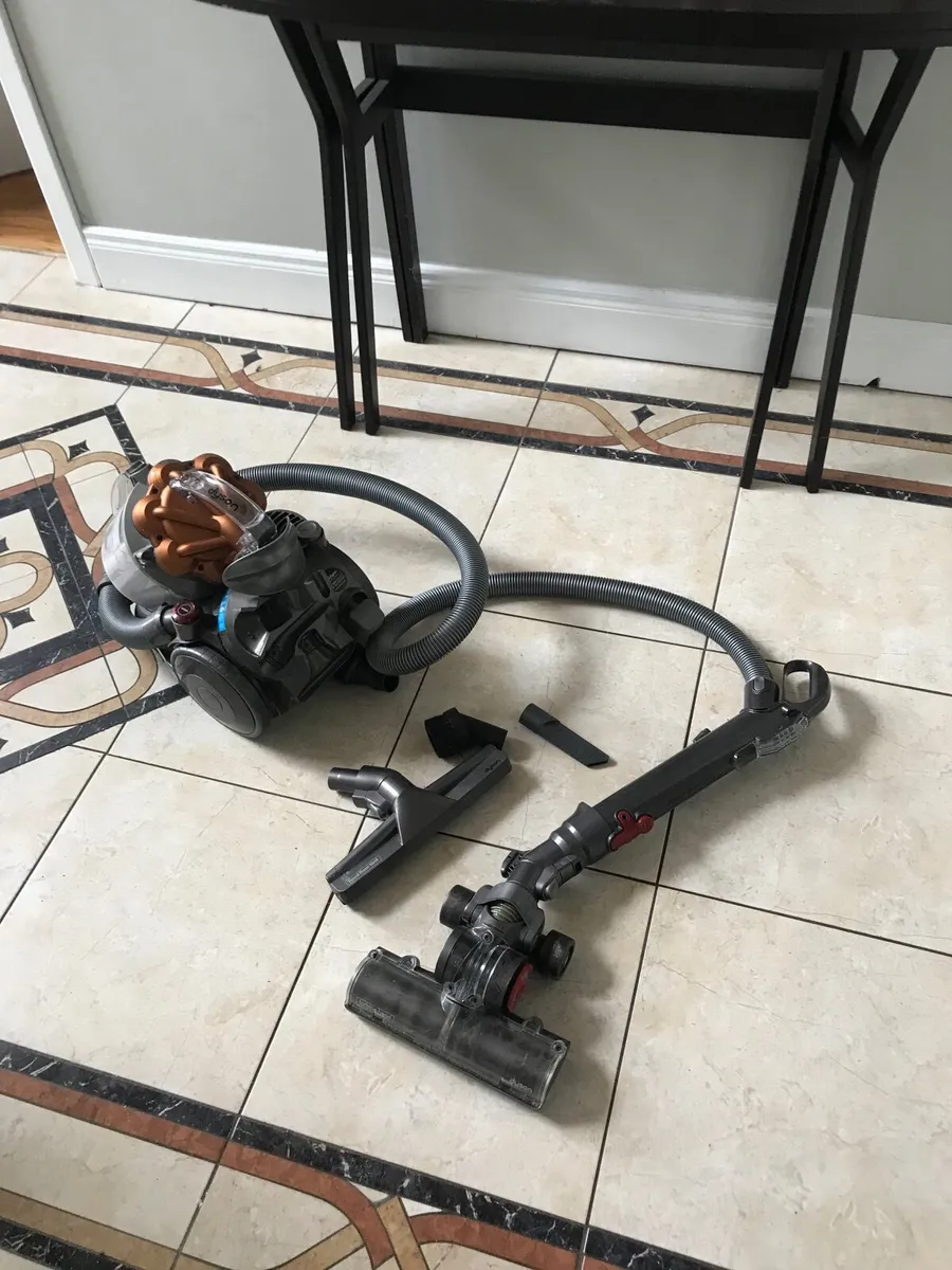 Dyson vacuum cleaner - Image 3