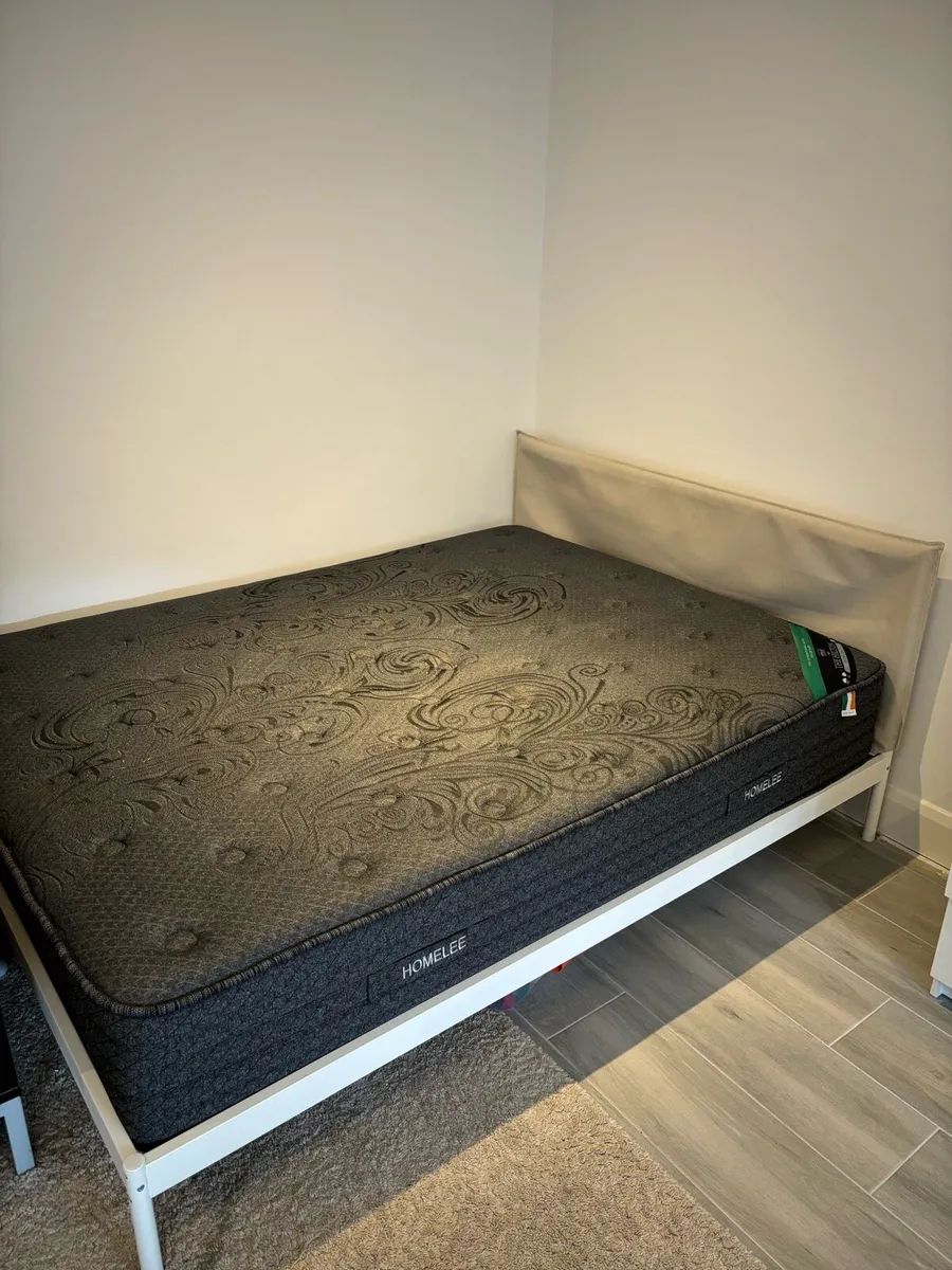 King size bed - Image 1