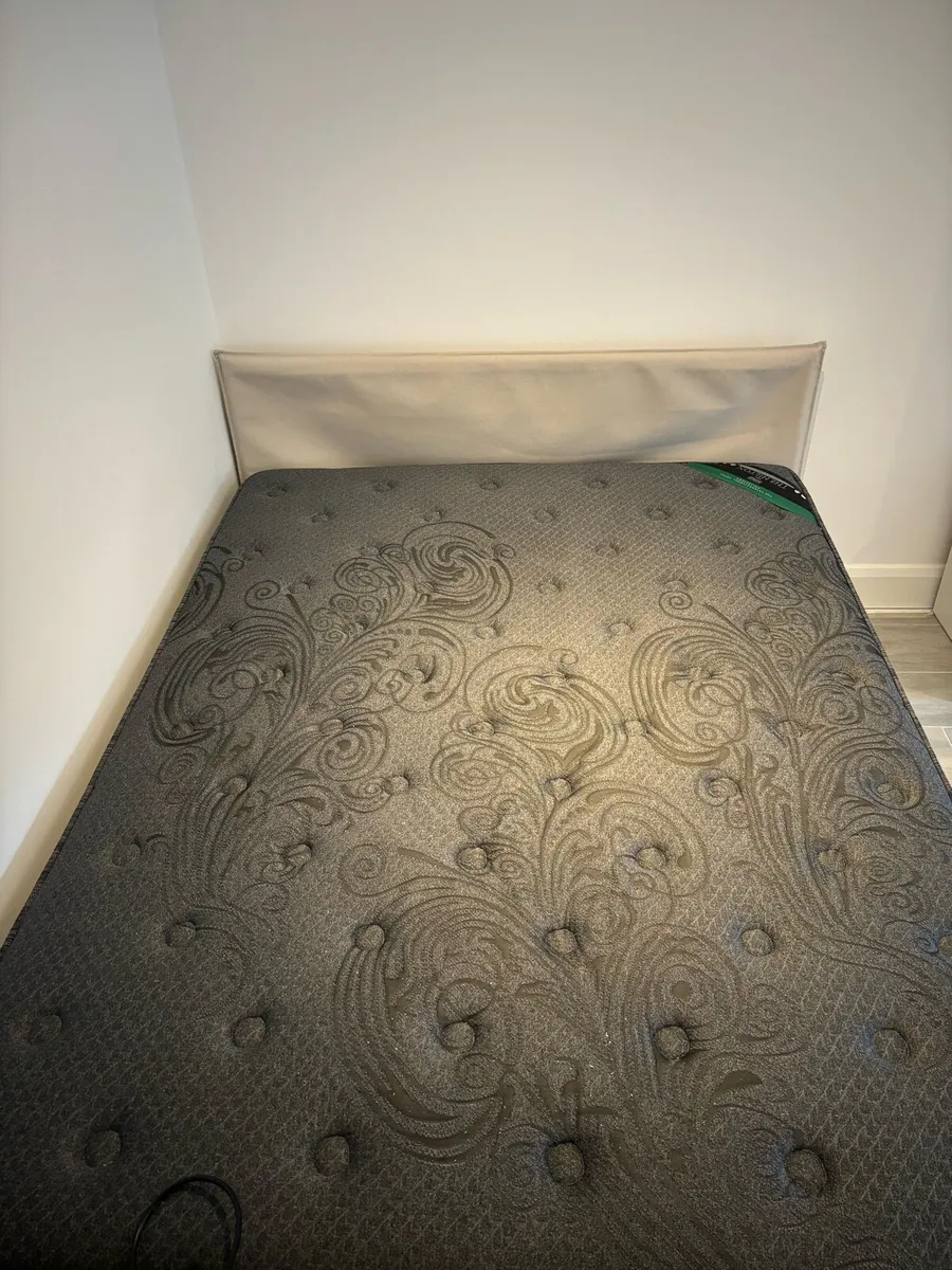 King size bed - Image 3