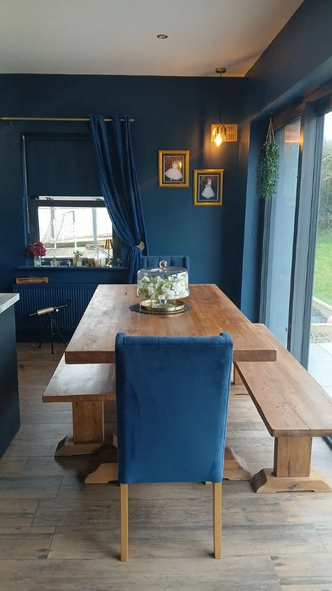 Table and chairs - Image 3