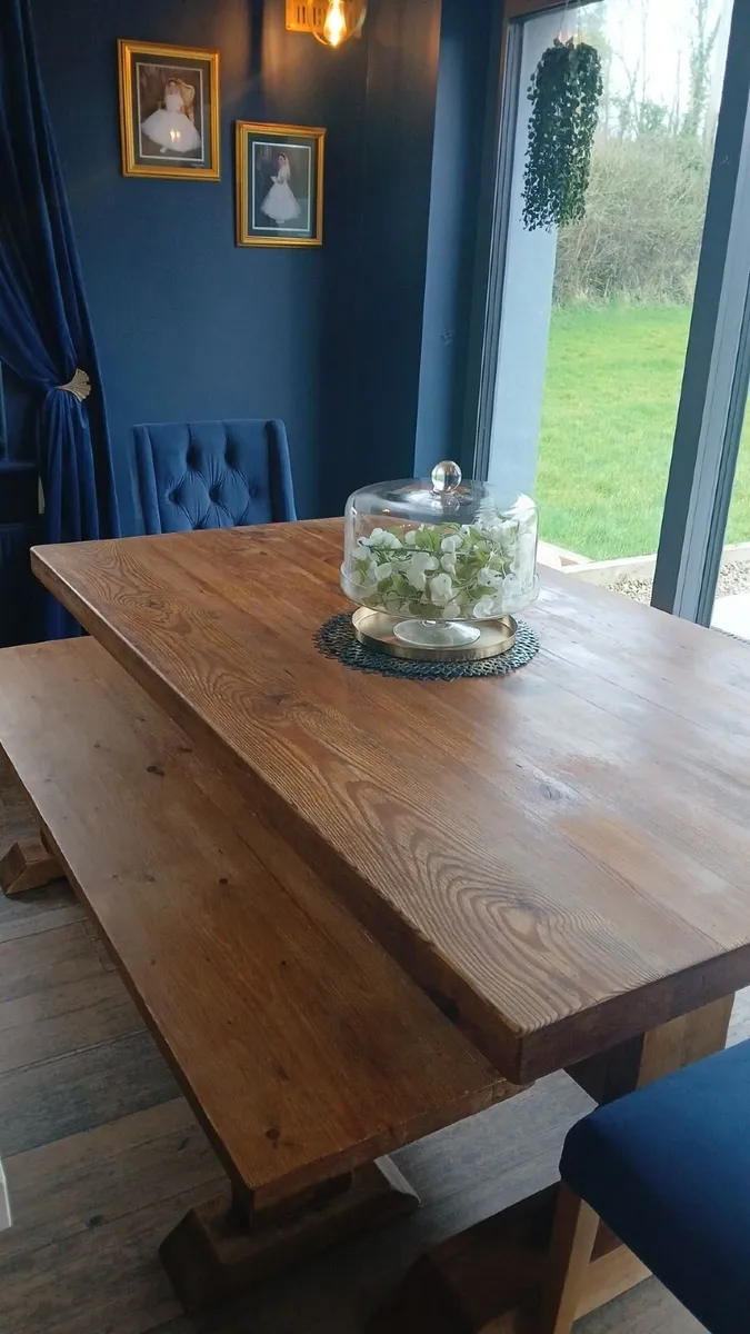 Table and chairs - Image 1