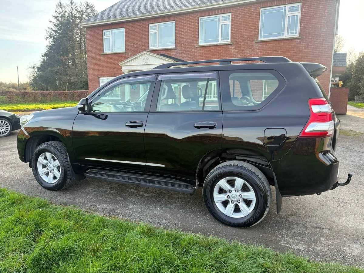 152 Landcruiser Business 5 Seater - Image 4