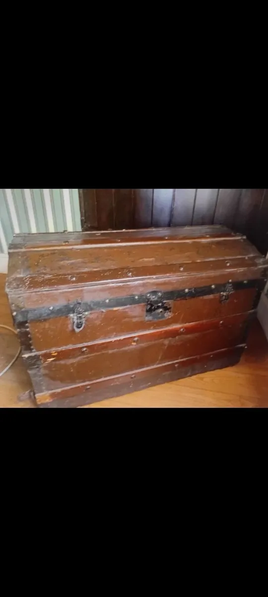 Old wooden chest - Image 1