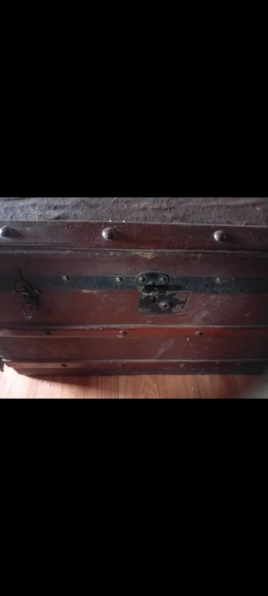 Old wooden chest - Image 4