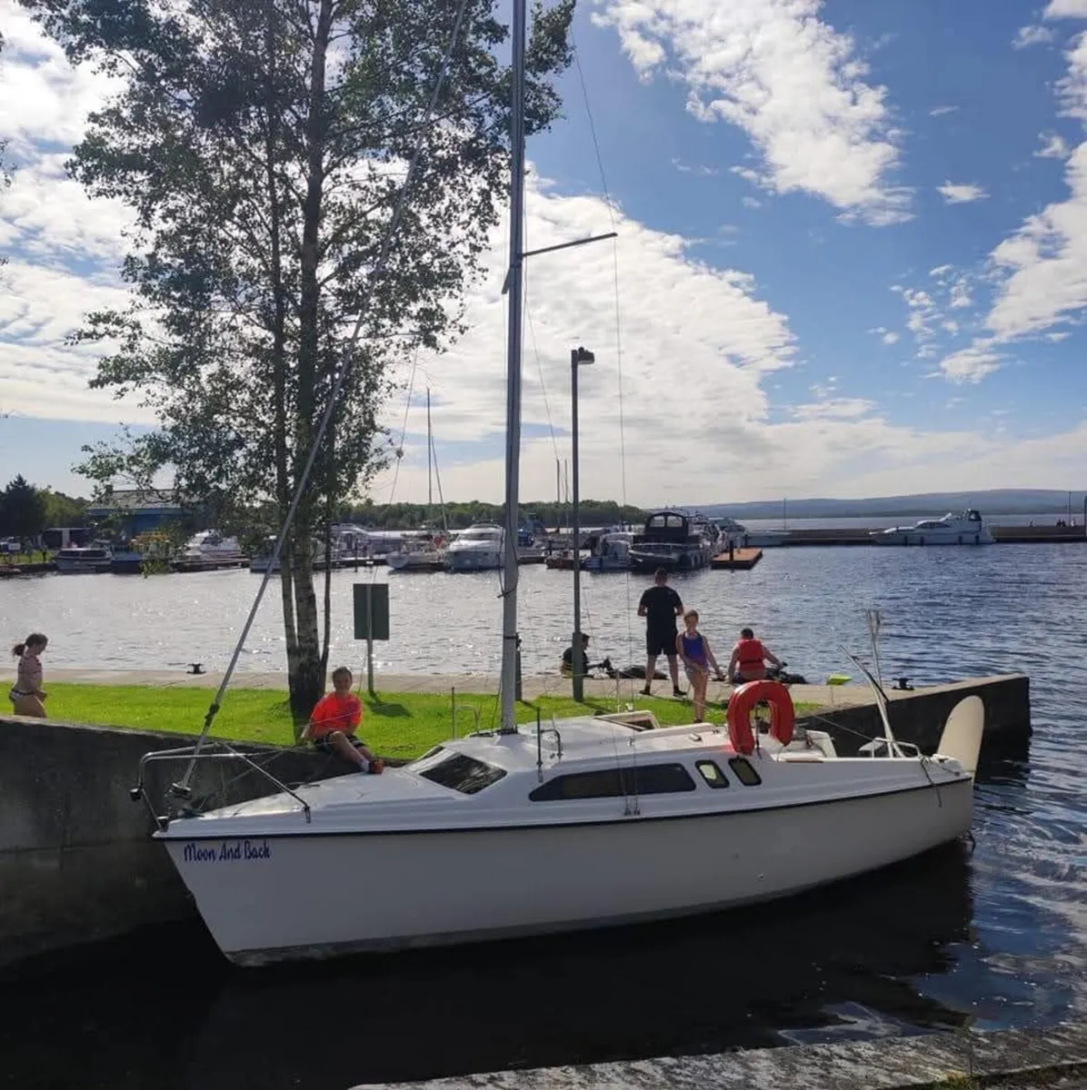 SAILBOAT  Hunter Legend 23.5  240 outboard trailer - Image 1