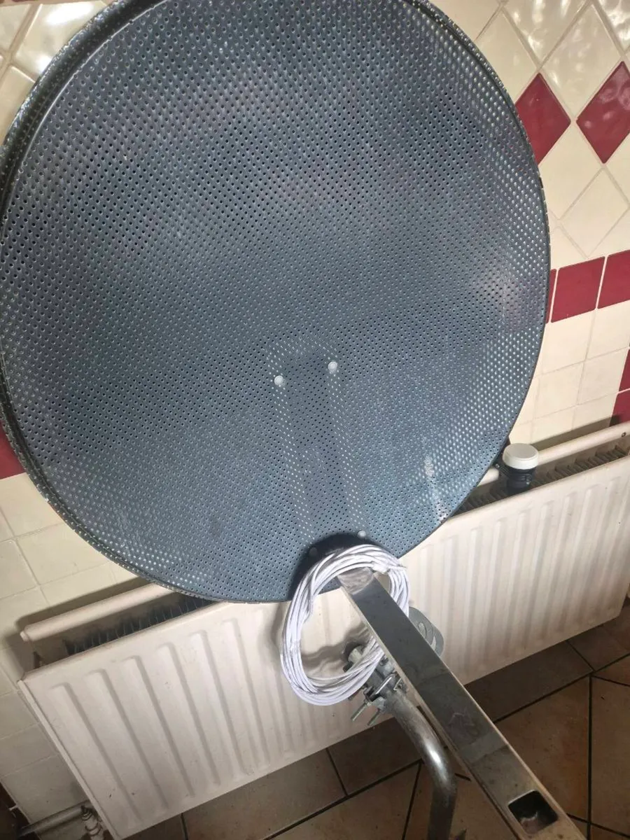 Kitchen table & chairs, large table,2 single beds - Image 4