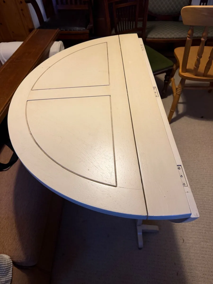 Dining table - Image 1