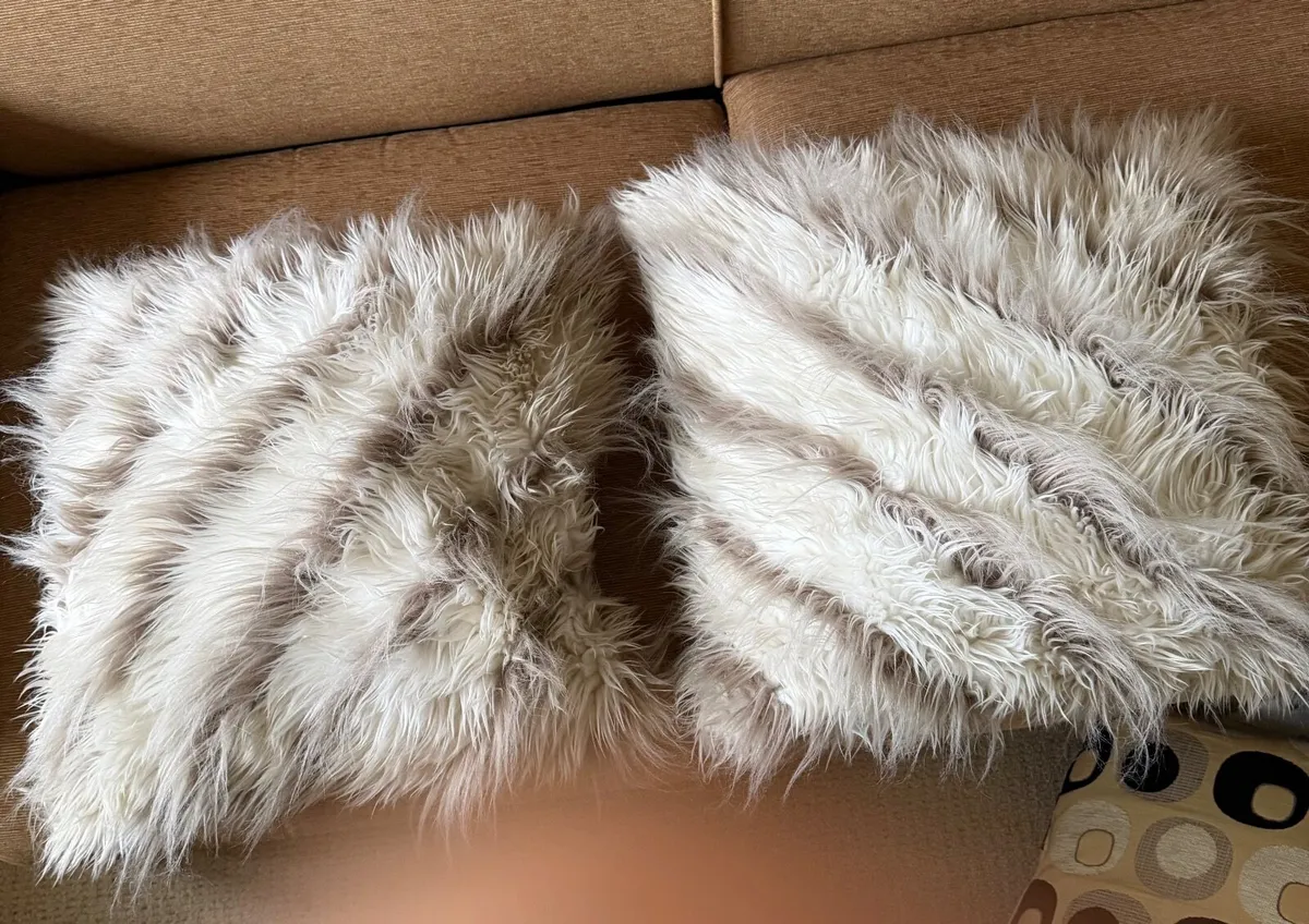 Selection of cushions. - Image 1