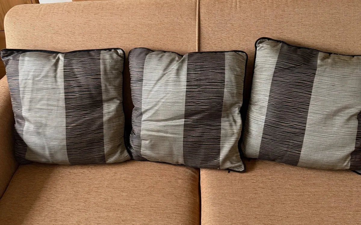 Selection of cushions. - Image 3