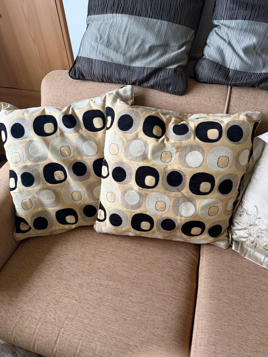 Selection of cushions. - Image 2