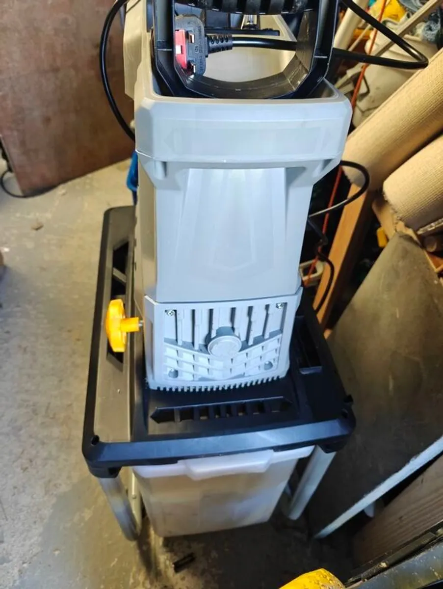 Tree branch shredder. - Image 4