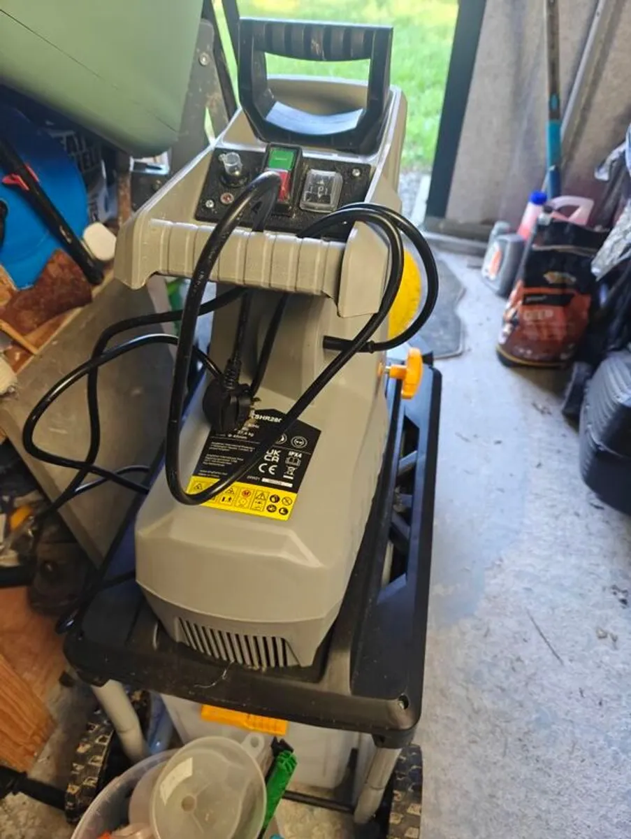Tree branch shredder. - Image 1