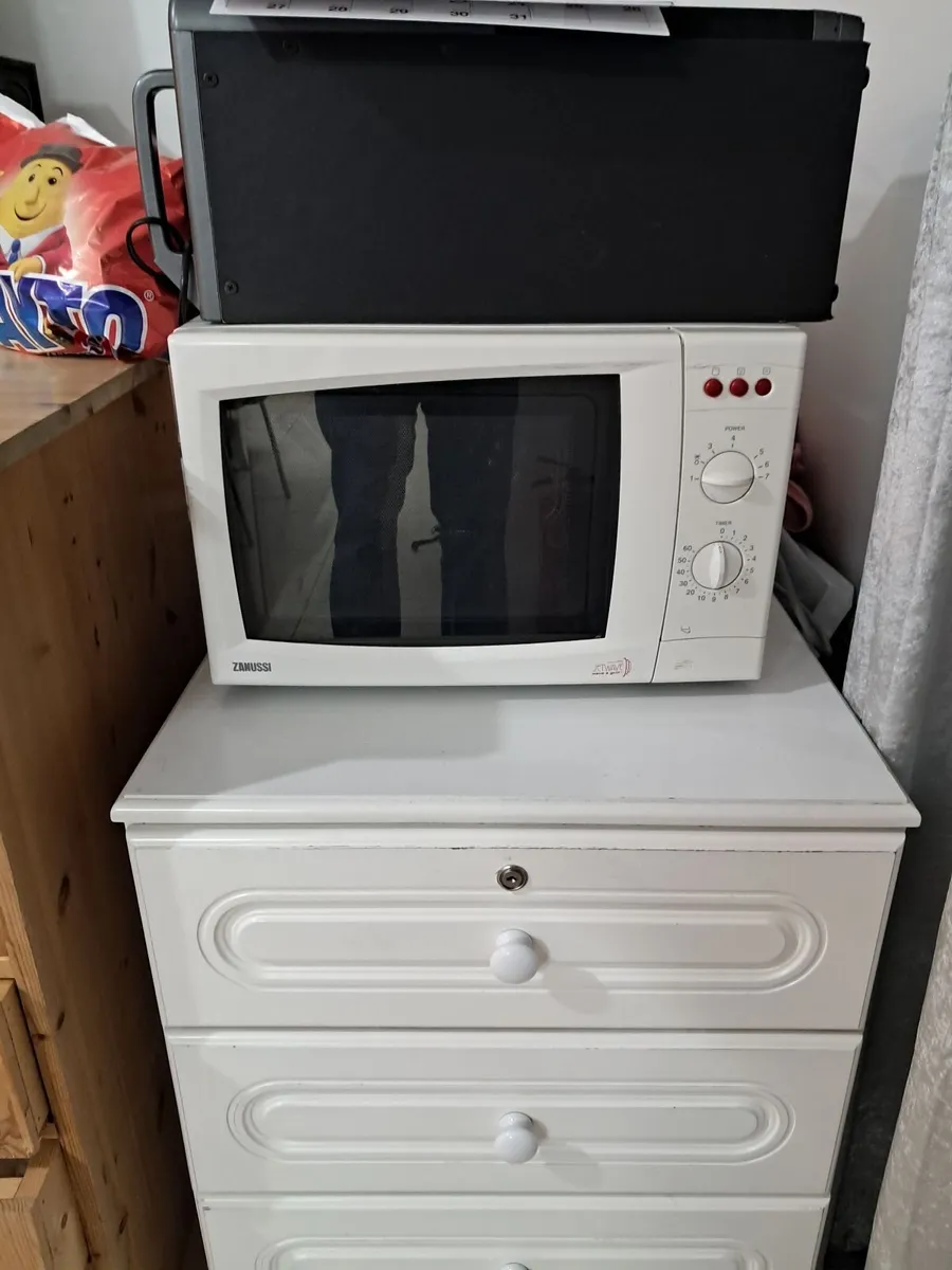 MICROWAVE ON SMALL UNIT - Image 3