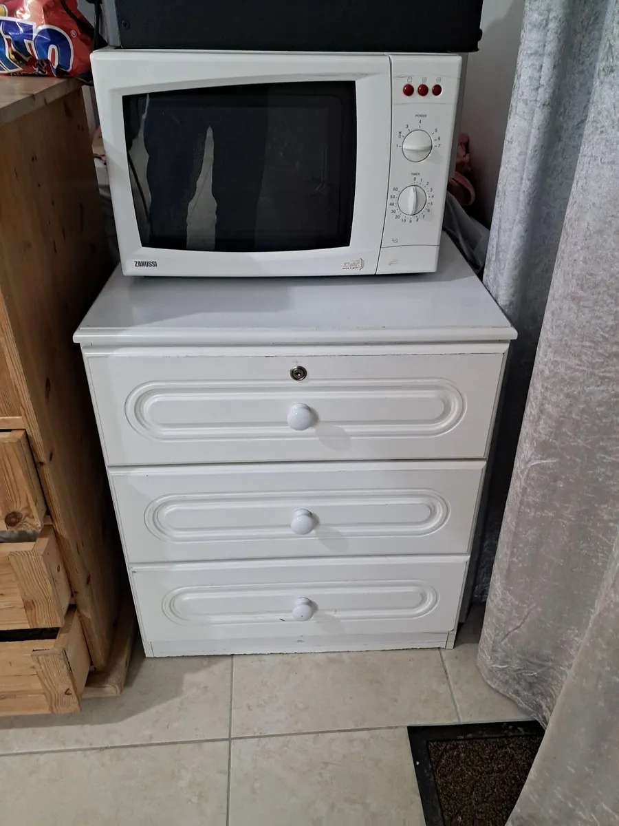 MICROWAVE ON SMALL UNIT - Image 4