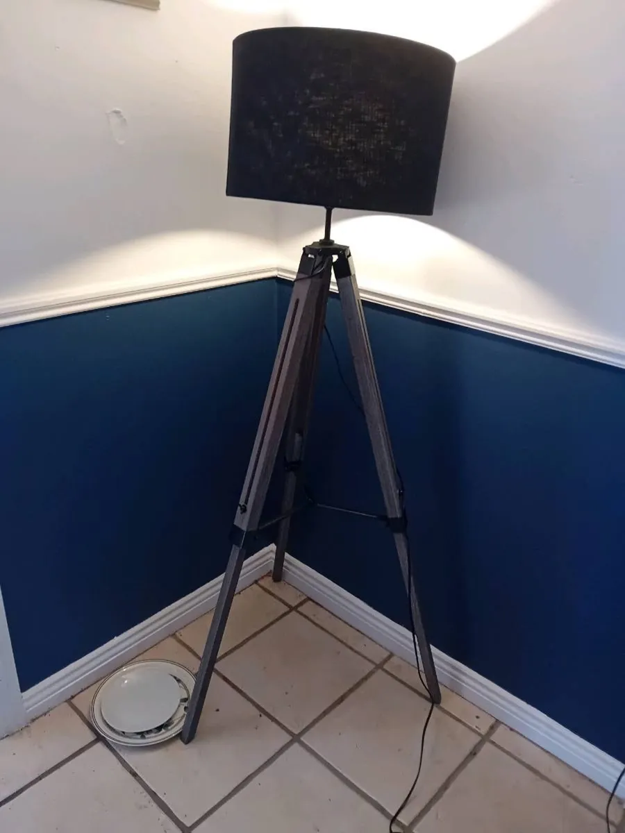 Tripod hall lamp expandable as new - Image 1