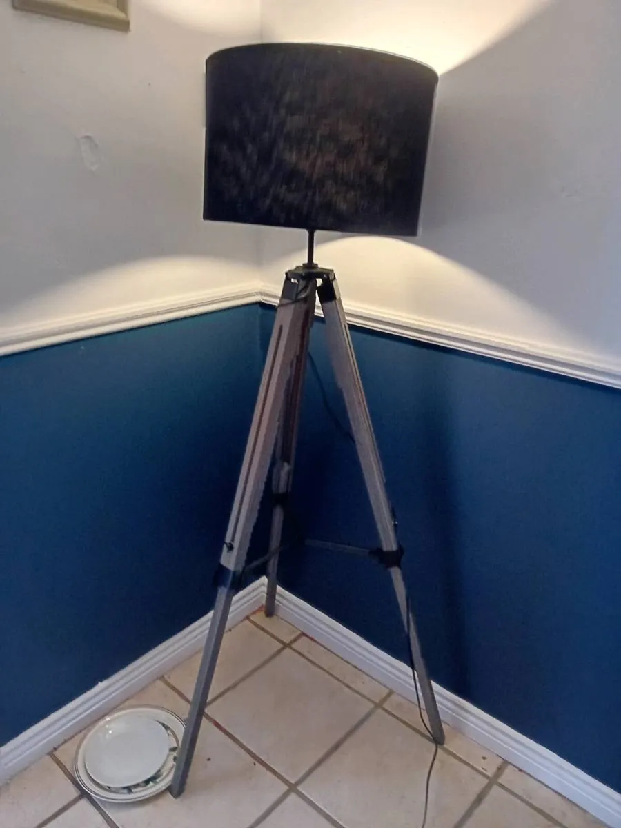 Tripod hall lamp expandable as new - Image 2