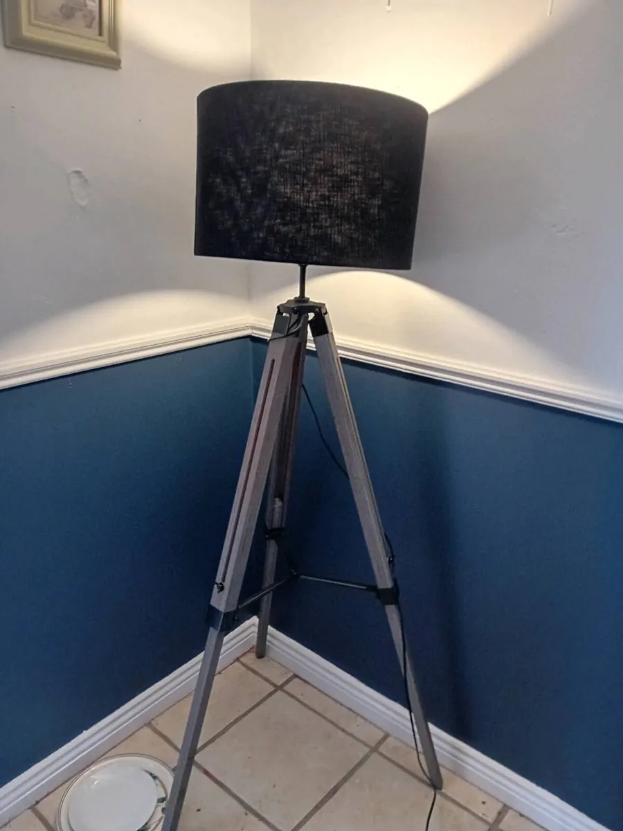 Tripod hall lamp expandable as new - Image 3