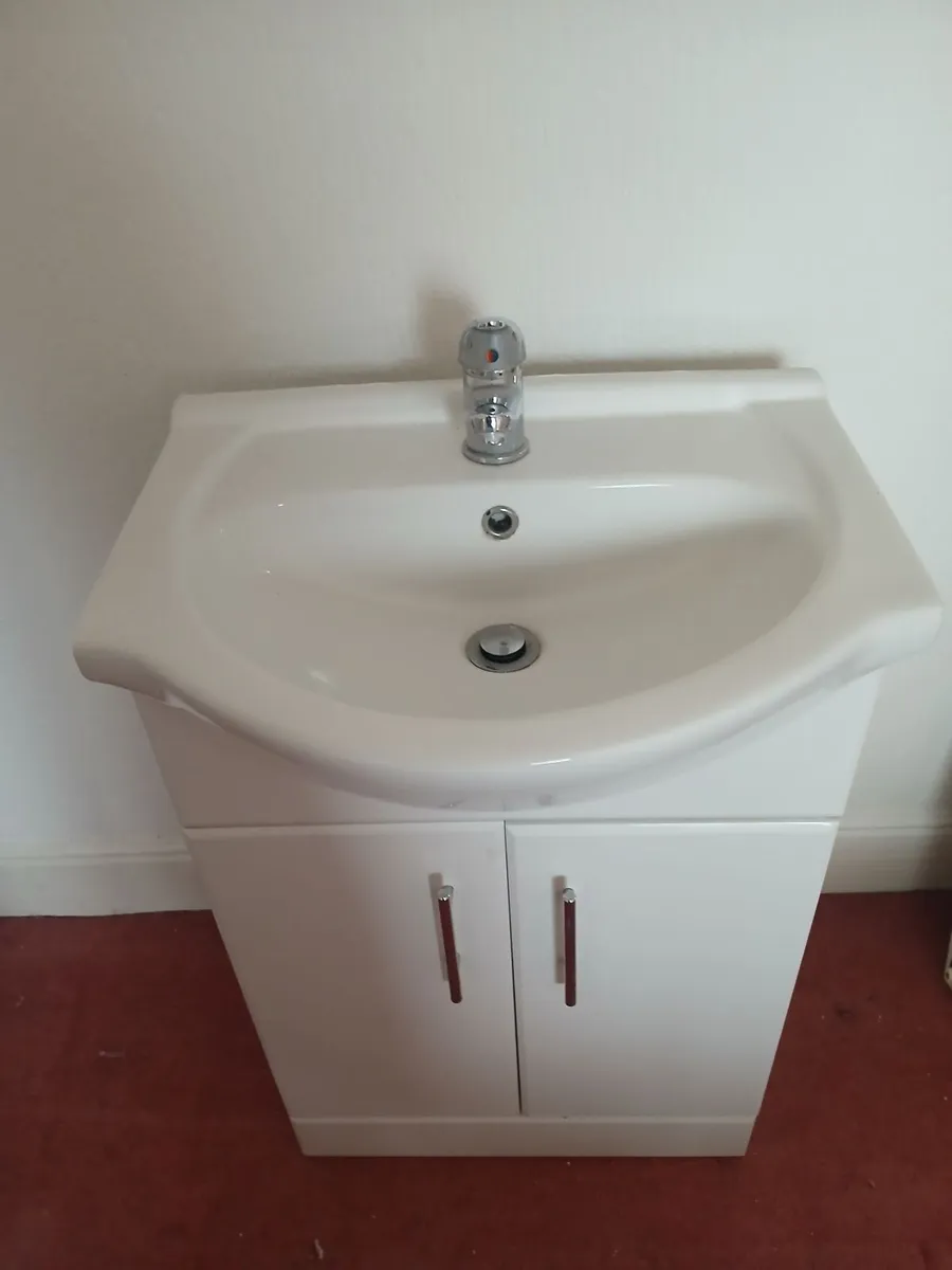 Vanity unit with taps - Image 1